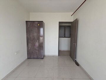 Room in 2 BHK Apartment at Kalpataru Paramount, Kapur Bawdi – for Rent