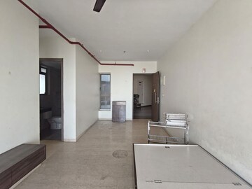 Room in 2 BHK Apartment at Kalpataru Paramount, Kapur Bawdi – for Rent