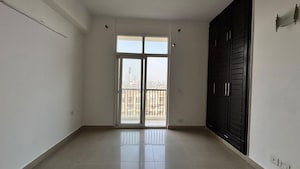 Room in 2.5 BHK Apartment at Spring Meadows, Tech Zone 4 Greater Noida – for Sale
