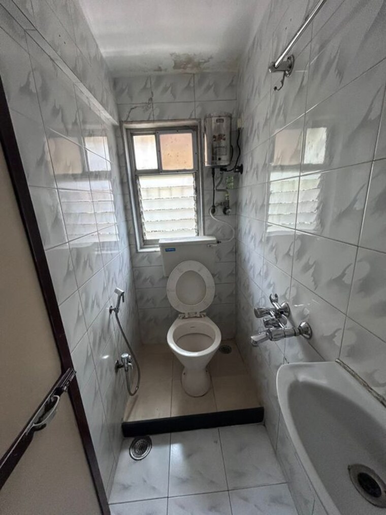 Bathroom, andheri west 1.5 Bedroom 450 Sq.Ft. Apartment In Andheri West Mumbai 9962638