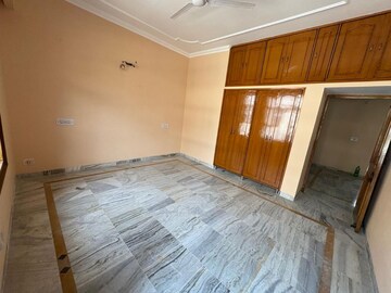 Room in 5 BHK Independent House at Sector 4 – for Rent