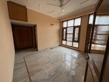 Room in 5 BHK Independent House at Sector 4 – for Rent