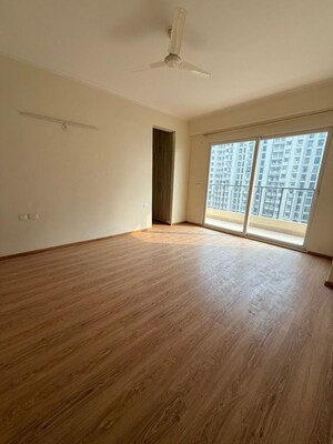 Room in 3 BHK Apartment at Amrapali Crystal Homes, Sector 76 – for Rent