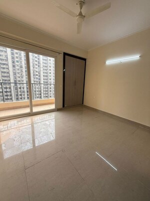 Room in 3 BHK Apartment at Amrapali Crystal Homes, Sector 76 – for Rent