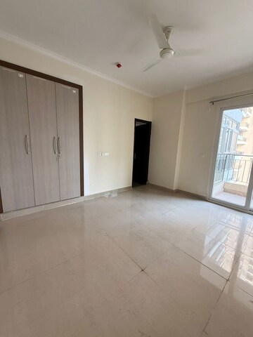 Room in 3 BHK Apartment at Amrapali Crystal Homes, Sector 76 – for Rent