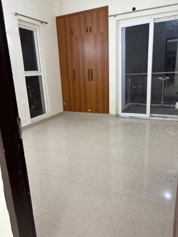 Room in 3 BHK Apartment at Amrapali Crystal Homes, Sector 76 – for Rent