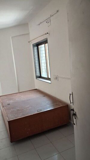 Room in 3 BHK Apartment at Navarangpura Gam – for Rent