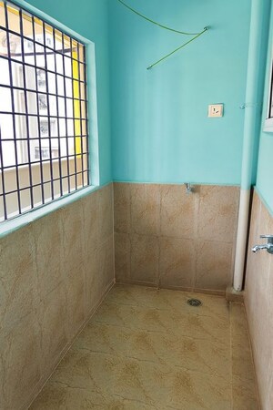 Room in 3 BHK Builder Floor at Kondapur – for Rent