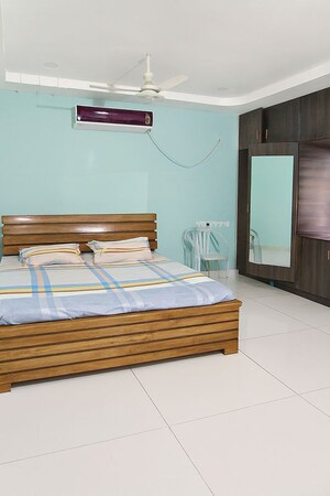 Bedroom in 3 BHK Builder Floor at Kondapur – for Rent
