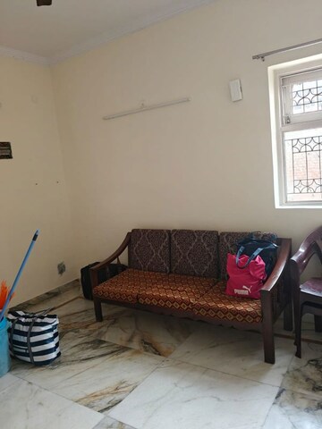 Living Room in 1.5 BHK Apartment at Sector 46 – for Rent
