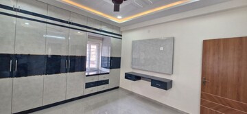 Room in 3 BHK Builder Floor at Kondapur – for Rent