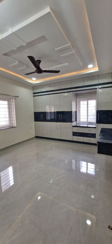 Room in 3 BHK Builder Floor at Kondapur – for Rent