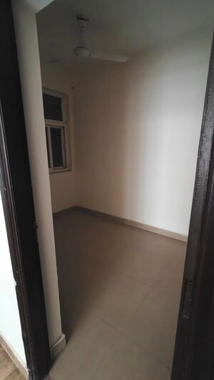 Room in 3 BHK Apartment at Amrapali Silicon City, Sector 76 – for Rent
