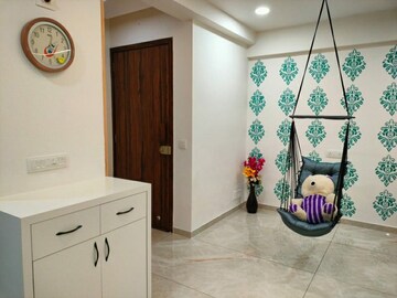Room in 3 BHK Apartment at Vaishnodevi Circle – for Rent