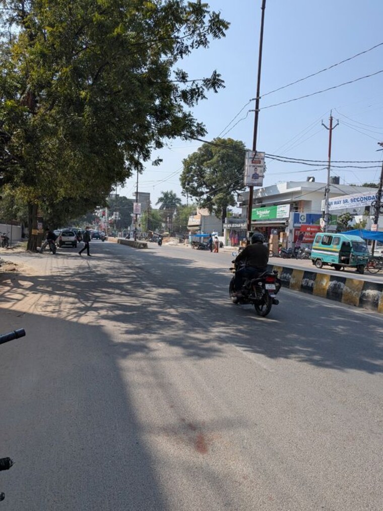  Parking, aliganj-plaza Commercial Showroom 1500 Sq.Ft. In Aliganj Lucknow 9962812