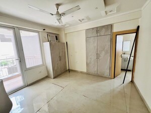 Room in 3 BHK Builder Floor at DLF Atria, Dlf Phase ii – for Rent