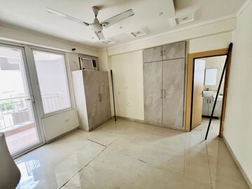 Room in 3 BHK Builder Floor at DLF Atria, Dlf Phase ii – for Rent