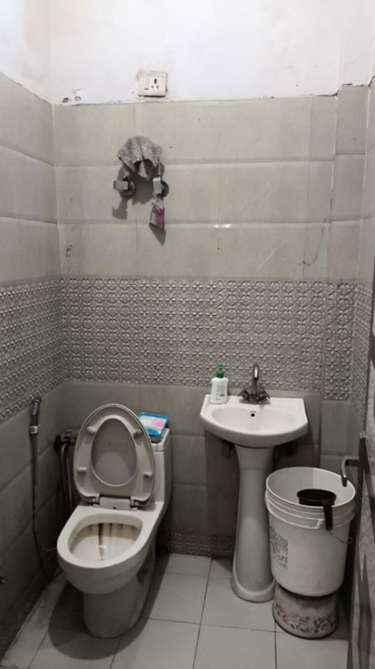 Bathroom, shakti khand iv 3 Bedroom 1350 Sq.Ft. Builder Floor In Shakti Khand iv Ghaziabad 9960306