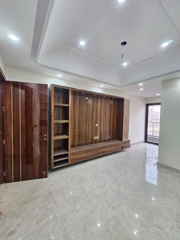 Room in 2 BHK Apartment at Suncity Avenue 76, Sector 76 – for Sale