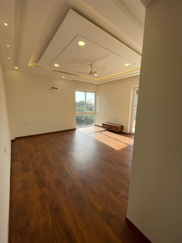 Room in 4 BHK Apartment at DLF Atria, Dlf Phase ii – for Sale