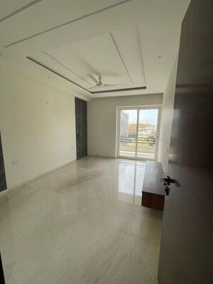 Room in 4 BHK Apartment at DLF Atria, Dlf Phase ii – for Sale