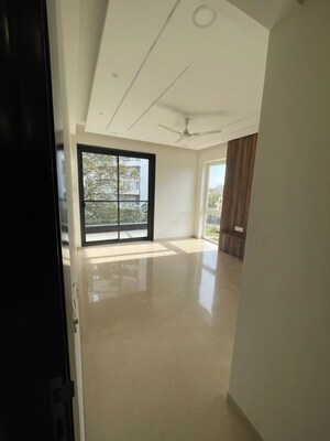 Room in 4 BHK Apartment at DLF Atria, Dlf Phase ii – for Sale