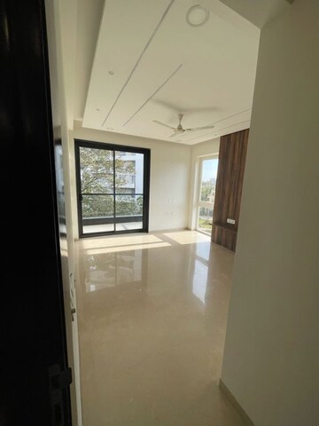 Room in 4 BHK Apartment at DLF Atria, Dlf Phase ii – for Sale