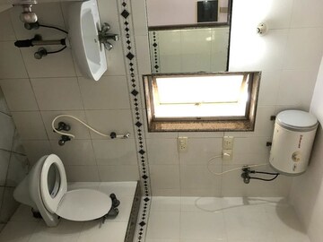 Bathroom in 4 BHK Apartment at Andheri West – for Rent