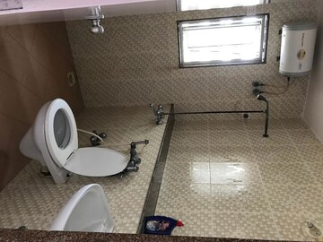 Bathroom in 4 BHK Apartment at Andheri West – for Rent