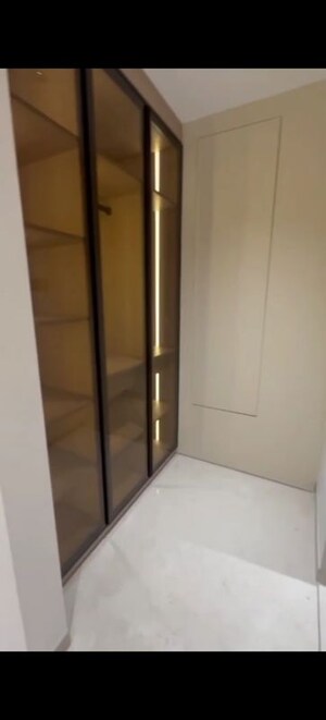 Room in 3 BHK Apartment at Oberoi Springs, Andheri West – for Rent