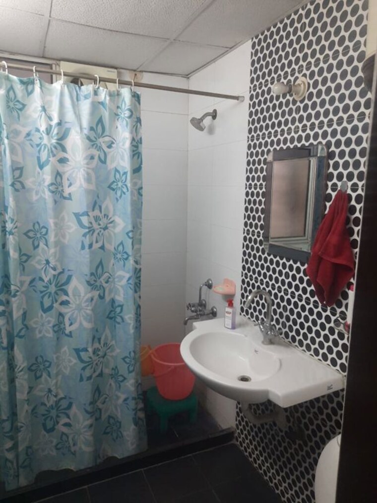 Bathroom, gulshan-emerald-heights 3.5 Bedroom 1895 Sq.Ft. Apartment In Vaishali Sector 7 Ghaziabad 9962992