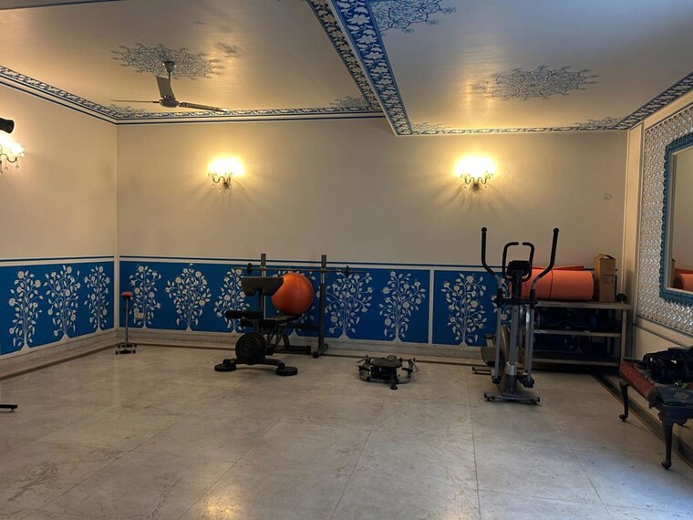 Gym, sector 47 6+ Bedroom 450 Sq.Ft. Villa In Sector 47 Noida 9963059