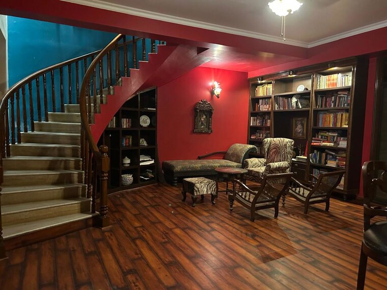 Gym, sector 47 6+ Bedroom 450 Sq.Ft. Villa In Sector 47 Noida 9963059