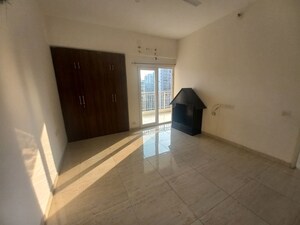 Room in 4 BHK Apartment at Sunshine Helios, Sector 78 – for Sale