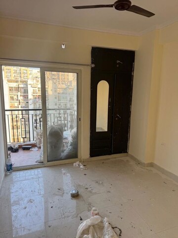 Room in 3 BHK Apartment at Amrapali Crystal Homes, Sector 76 – for Rent