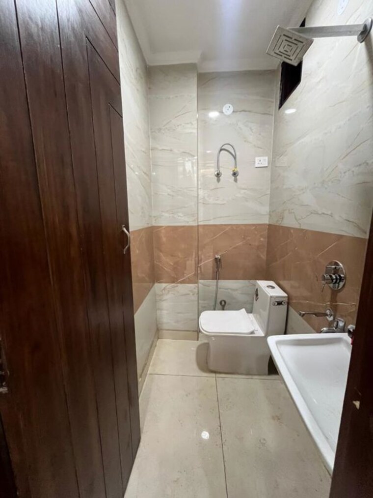 Bathroom, uttam nagar 3 Bedroom 110 Sq.Yd. Builder Floor In Uttam Nagar Delhi 9963105
