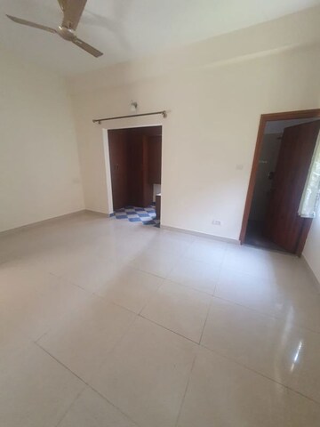 Room in 5 BHK Villa at International Airport Road – for Rent