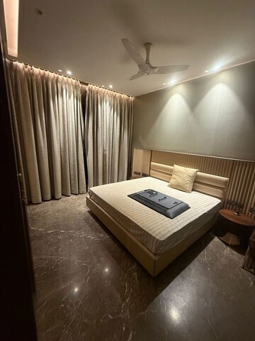 Bedroom in 6 BHK Apartment at Andheri West – for Rent