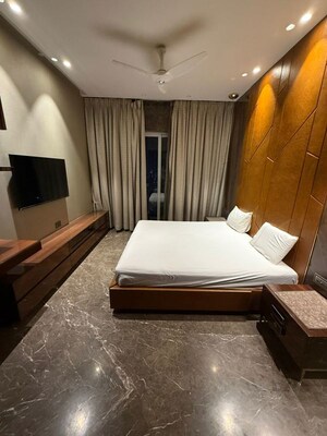 Bedroom in 6 BHK Apartment at Andheri West – for Rent