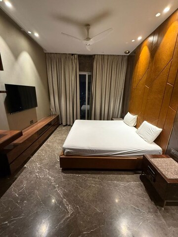 Bedroom in 6 BHK Apartment at Andheri West – for Rent