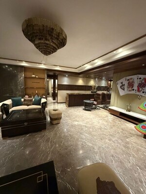 Room in 6 BHK Apartment at Andheri West – for Rent