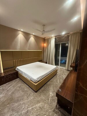 Living Room in 6 BHK Apartment at Andheri West – for Rent