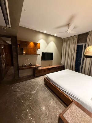 Bedroom in 6 BHK Apartment at Andheri West – for Rent