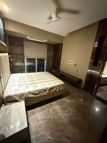 Room in 6 BHK Apartment at Andheri West – for Rent