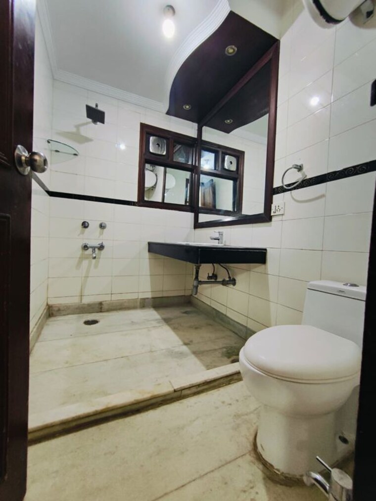 Kitchen, shivalik colony 3 Bedroom 200 Sq.Yd. Builder Floor In Shivalik Colony Delhi 9963259