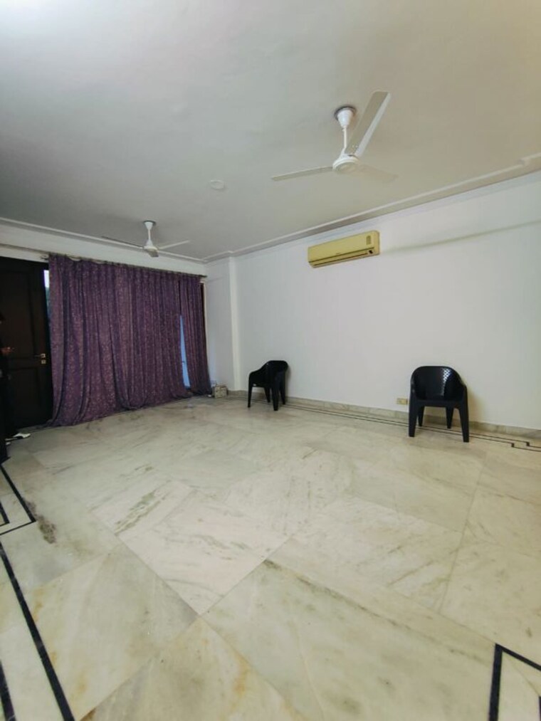 Room, shivalik colony 3 Bedroom 200 Sq.Yd. Builder Floor In Shivalik Colony Delhi 9963259