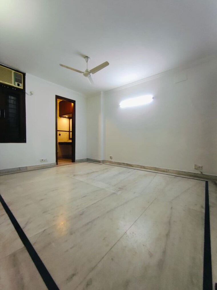 Room, shivalik colony 3 Bedroom 200 Sq.Yd. Builder Floor In Shivalik Colony Delhi 9963259