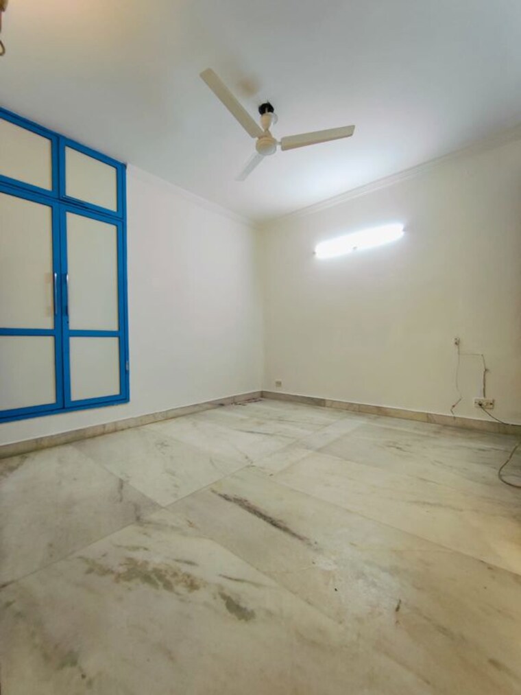 Room, shivalik colony 3 Bedroom 200 Sq.Yd. Builder Floor In Shivalik Colony Delhi 9963259