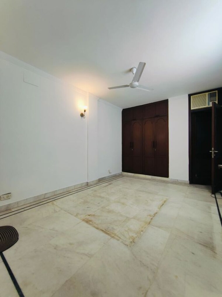 Room, shivalik colony 3 Bedroom 200 Sq.Yd. Builder Floor In Shivalik Colony Delhi 9963259