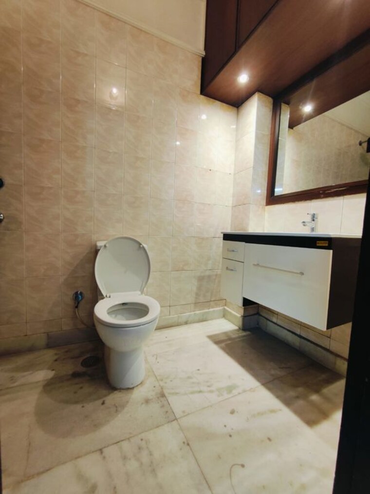 Bathroom, shivalik colony 3 Bedroom 200 Sq.Yd. Builder Floor In Shivalik Colony Delhi 9963259